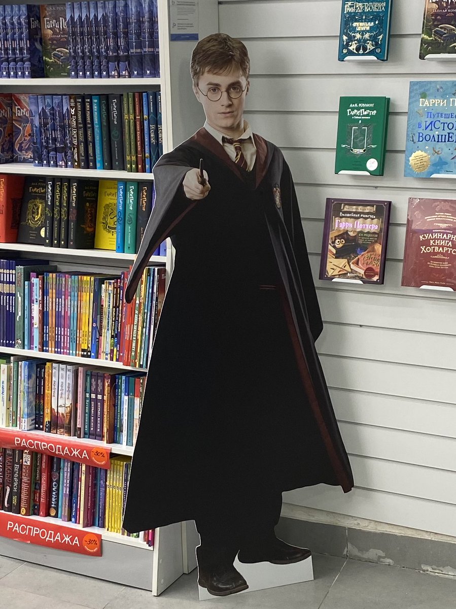 taelalune's tweet photo. стою сейчас в книжном магазине залипаю на книжную полку. боковым зрением вижу какого-то мужика который пялится и чем-то указывает на меня. думаю охуел что ли. вдыхаю воздуха в легкие разворачиваюсь чтобы спросить че ему надо вообще а там…. https://t.co/057VQj4o4Y