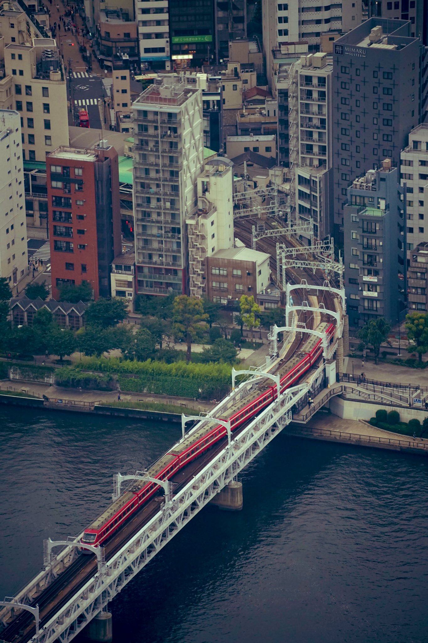 りん Rt Wgsovfv1lyyvxbx 東京スカイツリー展望台からの 風景 足立区川口市方面 隅田川と東武電車 など 訪問日はあいにくの曇りがち 雲の上から見るスカイツリー展望台からもまたいい 今日は終日外出 午前中は晴れて おりましたが 午後になり