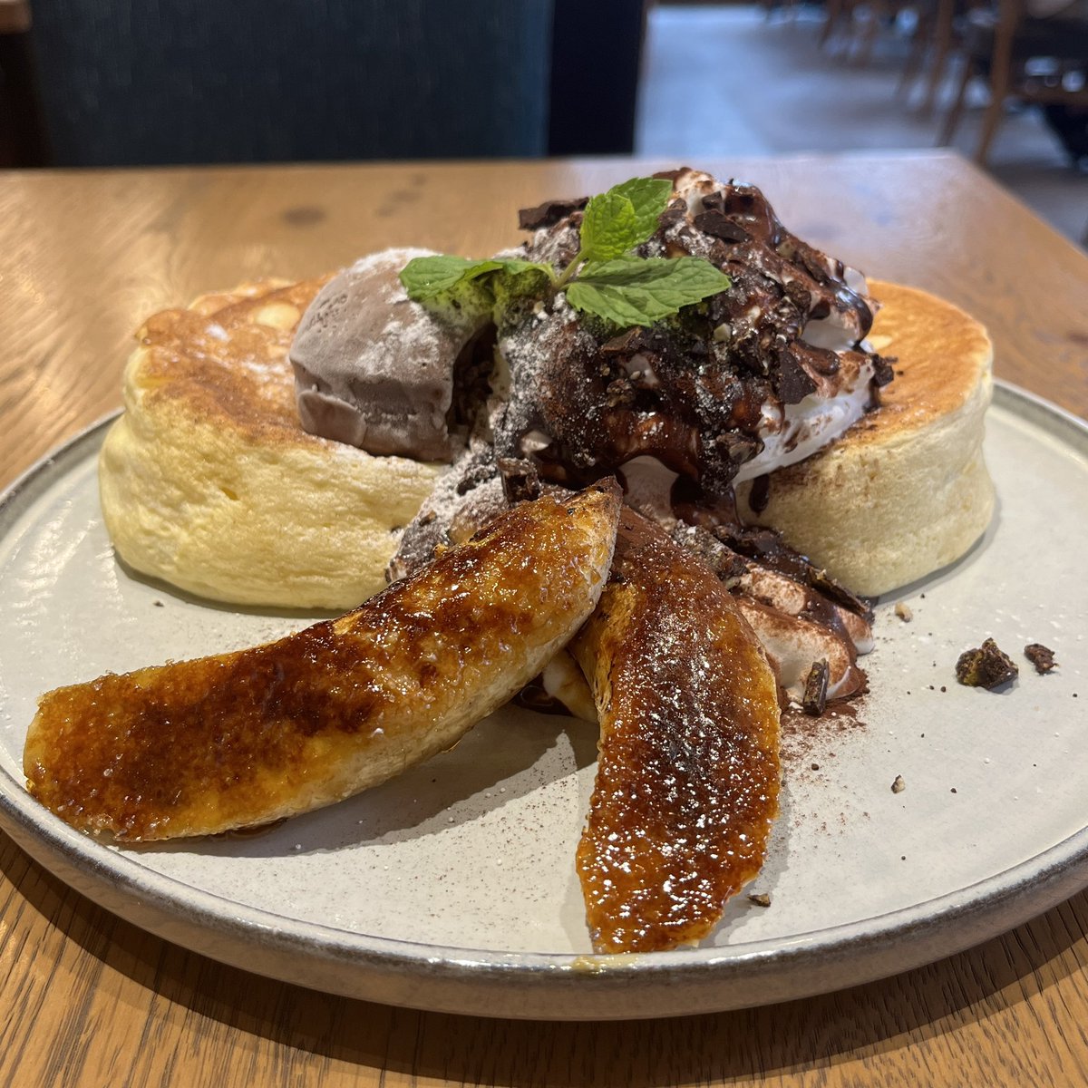 asm_pancake's tweet photo. 池袋駅40番出口から30秒ほどのところにあるHEARTHさん！
⁡
カカオ分70%のチョコを使ったぷるふわパンケーキ🥹🤍
⁡
甘すぎないチョコなので、甘いのが好きな方もそうでない方も！ https://t.co/43b0DUWyo6