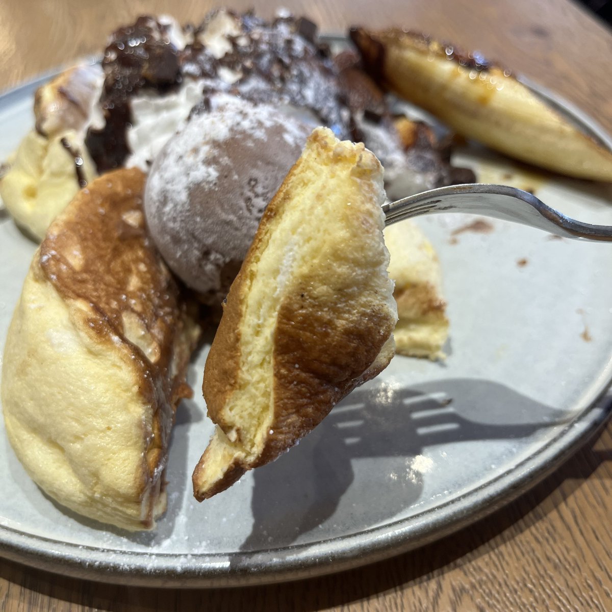 asm_pancake's tweet photo. 池袋駅40番出口から30秒ほどのところにあるHEARTHさん！
⁡
カカオ分70%のチョコを使ったぷるふわパンケーキ🥹🤍
⁡
甘すぎないチョコなので、甘いのが好きな方もそうでない方も！ https://t.co/43b0DUWyo6
