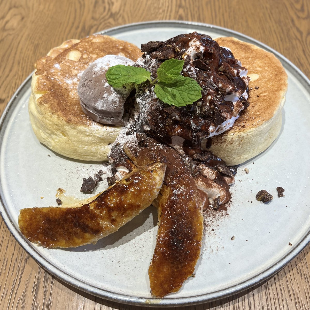 asm_pancake's tweet photo. 池袋駅40番出口から30秒ほどのところにあるHEARTHさん！
⁡
カカオ分70%のチョコを使ったぷるふわパンケーキ🥹🤍
⁡
甘すぎないチョコなので、甘いのが好きな方もそうでない方も！ https://t.co/43b0DUWyo6