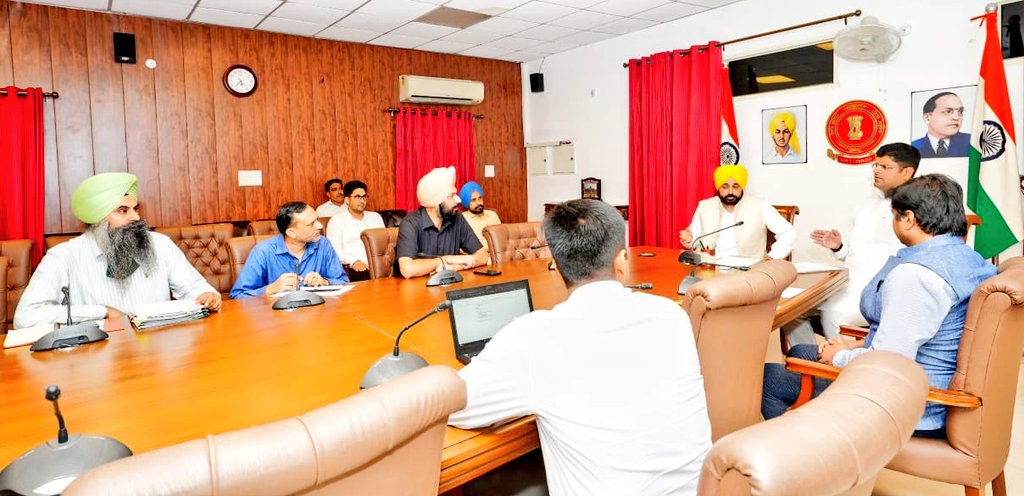 BhagwantMann's tweet photo. चंडीगढ़ के अंतरराष्ट्रीय हवाई अड्डे का नाम शहीद भगत सिंह जी के नाम पर रखा जाएगा इस पर पंजाब और हरियाणा के बीच सहमति बनी...

आज हरियाणा के उपमुख्यमंत्री दुष्यंत चौटाला के साथ इस मसले पर मीटिंग की https://t.co/ahkSP6PTBr