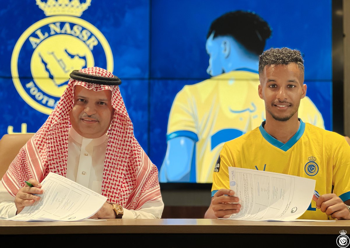 AlNassrFC's tweet photo. رسميًا ✅
وقع رئيس مجلس إدارة نادي ⁧#النصر⁩ الأستاذ مسلي آل معمر عقدًا مع النجم الدولي عبدالرحمن غريب 🤩
وذلك بنظام الانتقال من النادي الأهلي و بعقد يمتد لأربع مواسم .
متمنين له التوفيق مع ناديه ⁧#العالمي⁩ 💪
⁧#غريب_نصراوي 💛 https://t.co/MRVixjCaxx
