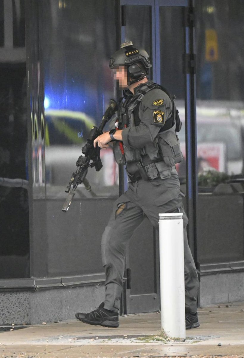 tacticalporn's tweet image. 🇸🇪Piketen responding to a shooting incident at Emporia Shopping Center in Malmo yesterday.

- LWRC rifle + Aimpoint Micro T2 + 3x Magnifier + Steiner DBAL + Surefire Scout light + Surefire SOCOM suppressor.

#Piketen #Polis #TacticalUnit #Malmo