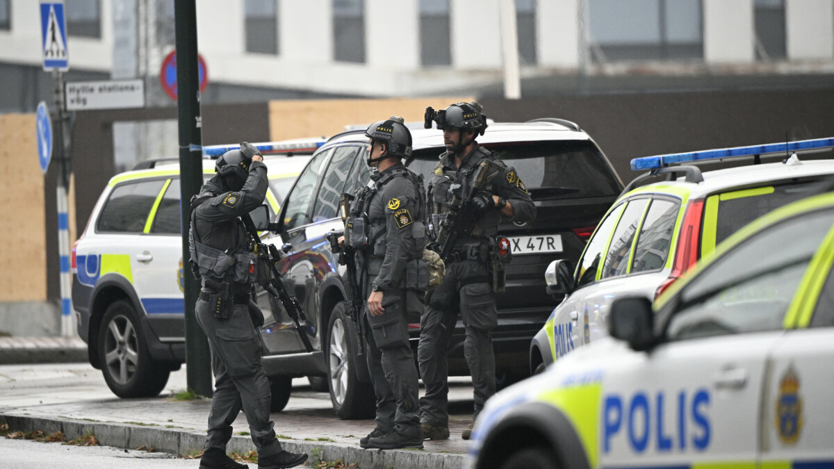 tacticalporn's tweet image. 🇸🇪Piketen responding to a shooting incident at Emporia Shopping Center in Malmo yesterday.

- LWRC rifle + Aimpoint Micro T2 + 3x Magnifier + Steiner DBAL + Surefire Scout light + Surefire SOCOM suppressor.

#Piketen #Polis #TacticalUnit #Malmo