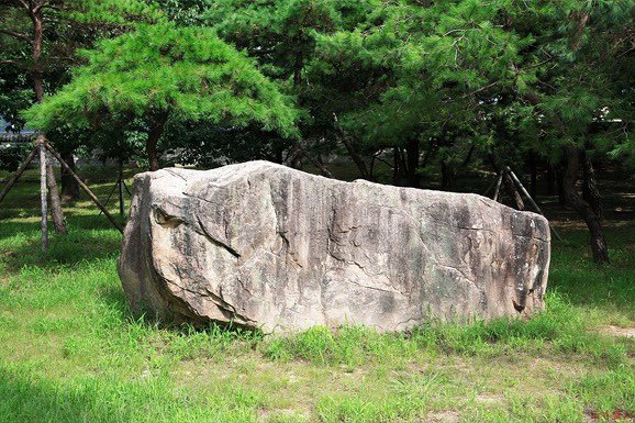 지석(支石)묘, 흔히들 고인돌이라 부르는 이 건축물은 기원전 10세기부터 기원전 3세기까지 거석숭배 사상과 맞물려 청동기 시대에 크게 유행했었습니다. 크게 <탁자식>, <기반식>, <개석식>으로 나뉘는 이 돌들은 한반도 북부부터 남부까지 전 지역에서 고루 분포해있죠.