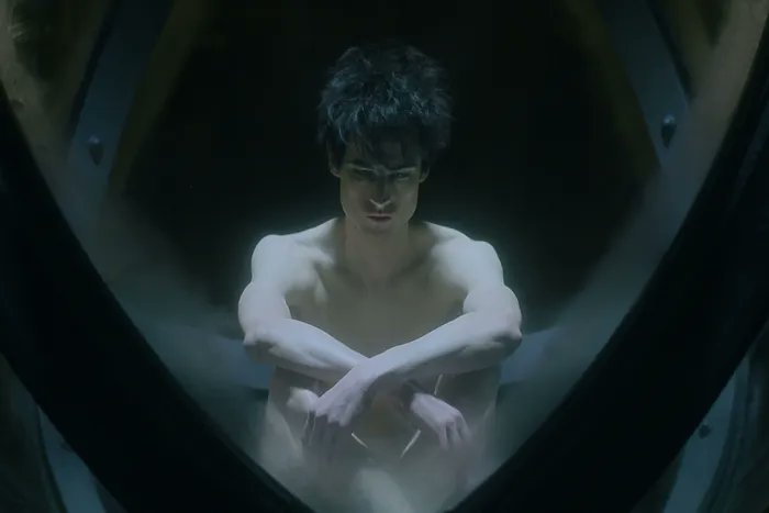 unreleazed's tweet photo. ฉากในแก้วกลมสวยๆ นั่น พี่บอกว่าถ่ายเดือนแรก ก็อายๆ เพราะไม่ค่อยได้เจอใคร คนในกองก็วู้วให้กำลังใจเต็มที่ มีอยู่ 400 คนได้ แต่พอถ่ายต่อหลายวันทุกคนแบบพอเห้อออ 😂 แล้วฝาแก้วมันเปิดยากมากระหว่างเปลี่ยนซีนก็ต้องอยู่ในนั้น ผ้าห่มไม่มี พยายามหาท่าโยคะรอไป #TheSandman #TomSturridge https://t.co/DGqZKRTNGD