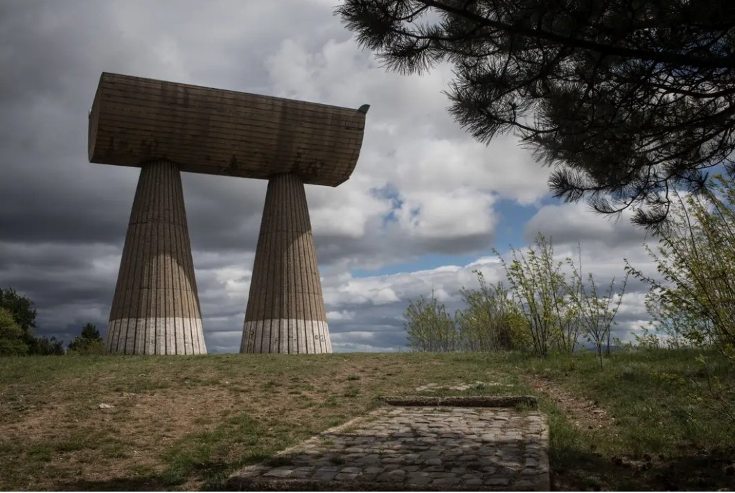 Kao da su arhaični oblici starog Egipta, Asirije i starog Meksika odjednom nikli iz zemlje — tako nadrealno djeluju spomenici ( iz kojih kao da ustaju mrtvi) jugoslovensko—srpskog arhitekte Bogdana Bogdanovića koji na jučerašnjišnji dan pre stotinu godina rođen je u Beogradu.
⚪