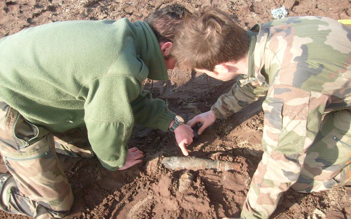 CerfiaFR's tweet photo. 🇫🇷 FLASH | Sur la plage de #VauxsurMer en #CharenteMaritime, des enfants ont joué avec avec un objet qu’ils venaient de trouver, jusqu’à ce que de la fumée en sorte. Il s’agissait d’une grenade au phosphore.
(Le Parisien) #Faitsdivers https://t.co/l7L65jMQVv