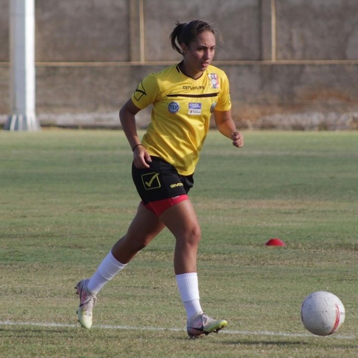 Isabella Tabja ➡️ Caldwell University Otra que finalizó su préstamo. Desde Petare a Caldwell, la central quiso mantenerse activa para representar a nuestra selección en su categoría Sub-20 y por ello se enroló con @adiffem. Defensora de gran proyección a futuro. 🧱