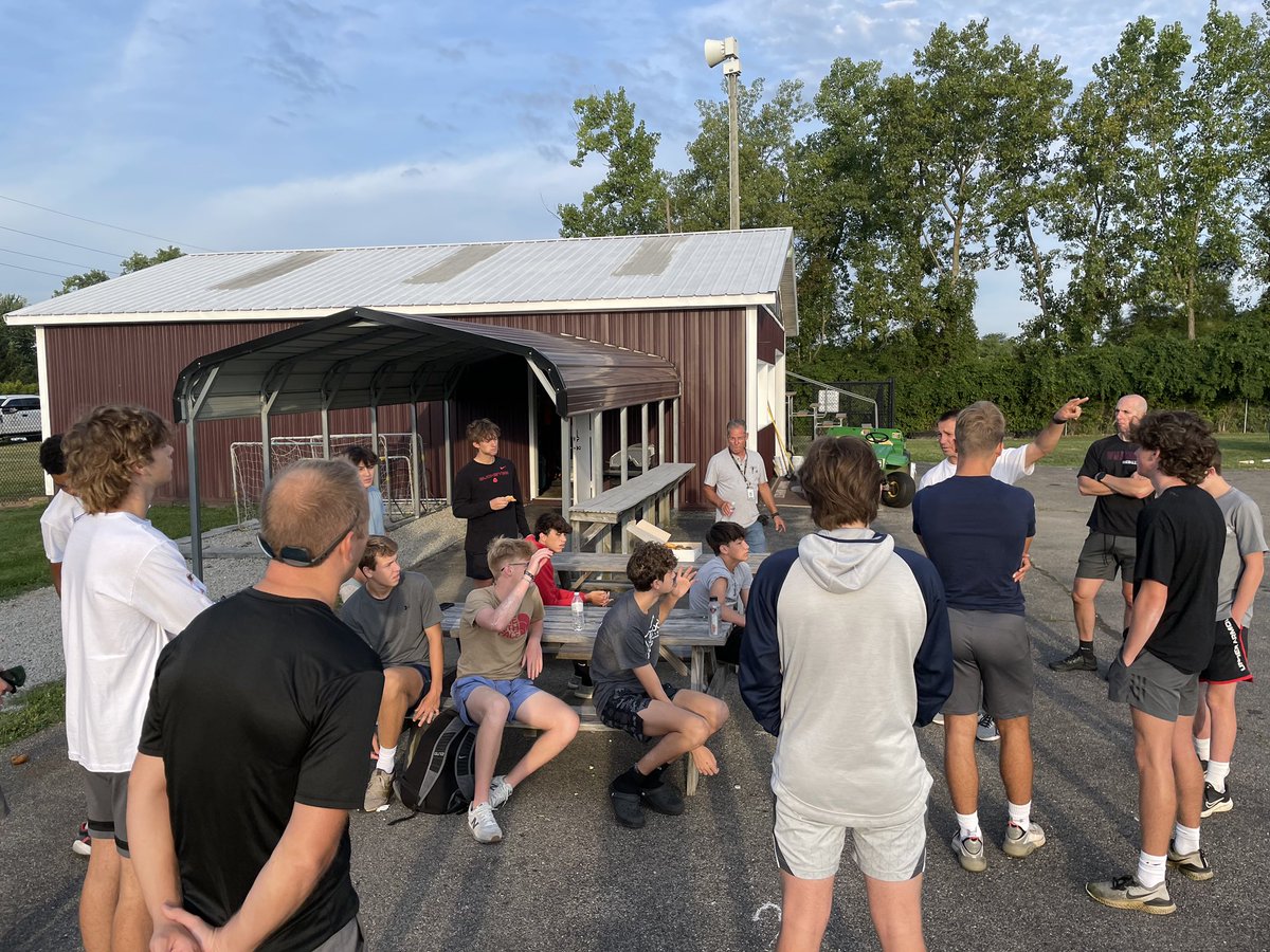 CoachChiv's tweet photo. Lebanon Boys Basketball up early on Saturday morning ready to serve school and community by cleaning the stadium. So proud of these young men. #PrideInCommunity #WeAreWarriors https://t.co/q4PNRpc6SB