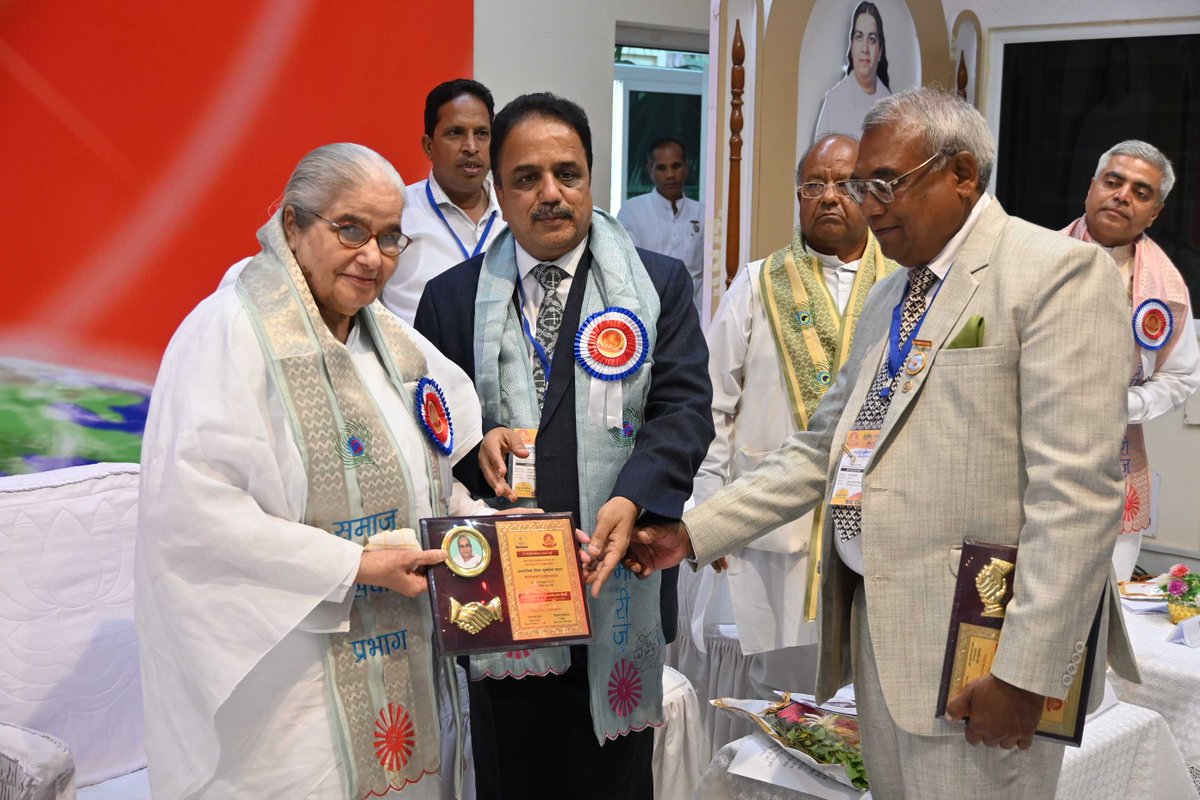 BrahmaKumaris's tweet photo. Guests & felicitation ! #SocialServiceWing #brahmakumaris https://t.co/5gKYr1gqPq