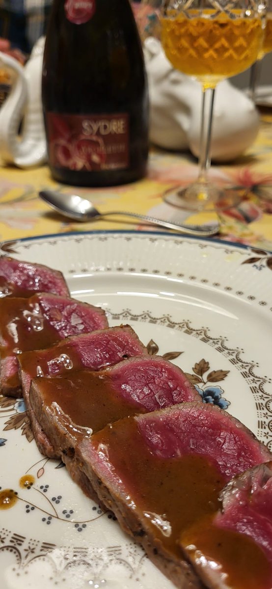 likifumei's tweet photo. Avanza Agosto inexorable hacia su fin y hay que exprimirlo en forma de cenas de #verano con los amigos 😍

Bonito marinado en alga kombu y tomate concassé, marmitako y tataki de vaca con jugo de carne/oloroso 😋

De postre un 'ruso' delicioso obra de mi amiga Sandy 🤗

#Bordelet https://t.co/8pPMLBoApT