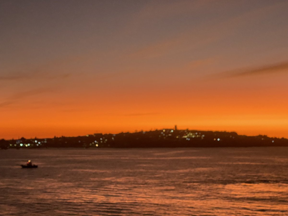 CaptAndres's tweet photo. Pilot on Board!!! atardecer día  de ayer en Ba. Quintero @Cp_Quintero @EmilioRifo @gm_valparaiso @Off_Valpo @EspinosaMeteo @cristobalreus @ctrivique @PilotHarbour https://t.co/TT4fflr8fj