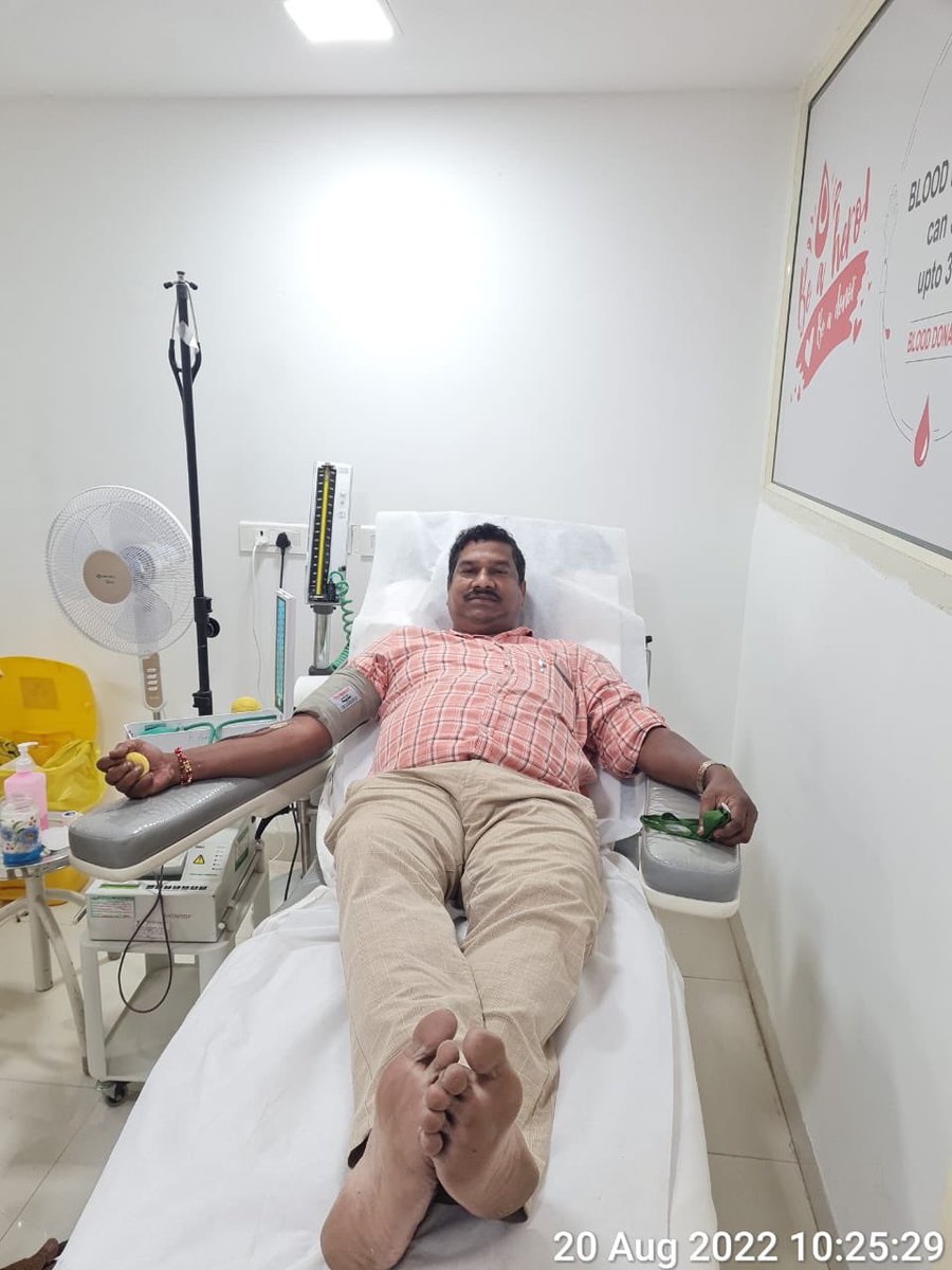 indiacares_2020's tweet photo. A patient with cardiac problem needed rare A- blood in #CareHospital #Bhubaneswar for bypass surgery. 

Thanks to B. Rudriya ji, Inspector of Police, Balangir @odisha_police who promptly responded to the 🆘 and donated blood. Thank you @nrbbbsr for the coord.

#IndiaCares https://t.co/0VJShvyG9X