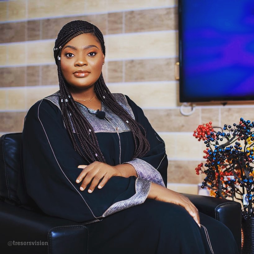 shemibrowngh's tweet photo. #NewProfilePicThe thing that lies at the foundation of positive change, the way I see it, is service to a fellow human being.  🕊️❤️👁️‍🗨️👁️‍🗨️ https://t.co/uBvEz2jHqh