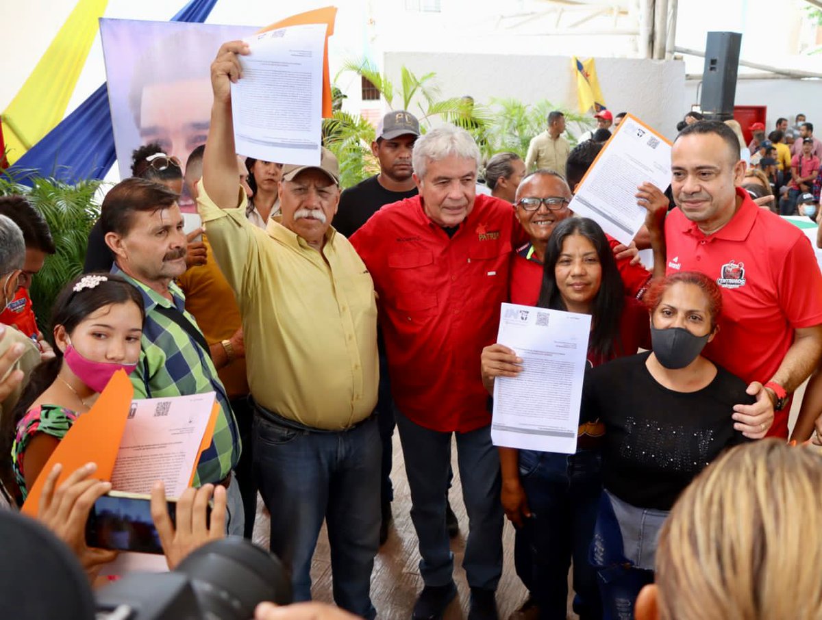 davidjhg's tweet photo. En Revolución la clase campesina tiene garantizado el acceso a la tierra. Cumpliendo la palabra del Pdte. @NicolasMaduro entregamos 1.825 instrumentos agrarios, regularizando más de 25mil ha en beneficio de 3.500 familias de Portuguesa.
¡Organización, planificación y justicia! https://t.co/PE0z8U6FZL
