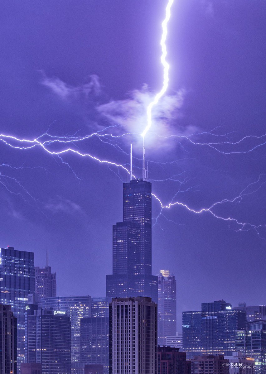 barrybutler9's tweet image. Sears struck on Saturday.  418am in Chicago. #lightning #storm #ilwx #news #weather