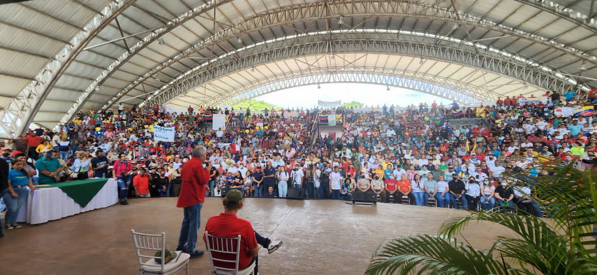 davidjhg's tweet photo. En Revolución la clase campesina tiene garantizado el acceso a la tierra. Cumpliendo la palabra del Pdte. @NicolasMaduro entregamos 1.825 instrumentos agrarios, regularizando más de 25mil ha en beneficio de 3.500 familias de Portuguesa.
¡Organización, planificación y justicia! https://t.co/PE0z8U6FZL