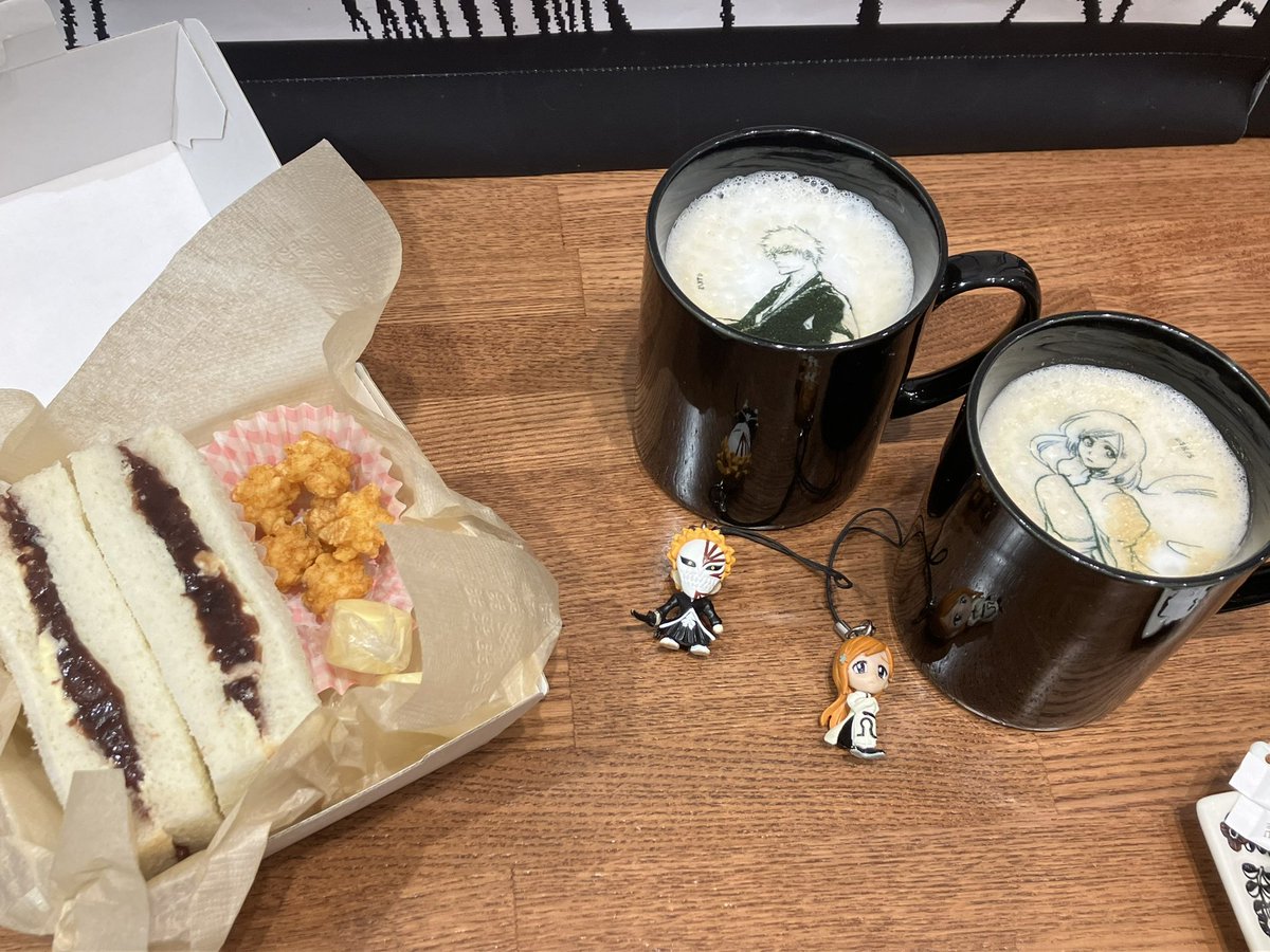 rekka_io's tweet photo. 2日目は、念願の一織と恋ルキでメニューを頼んだ！私はこれがしたかったが為に秋田に行ったと言っても過言ではない。昔ガチャガチャで当てた破面篇の一護と織姫も連れてった https://t.co/BGCse5nxen