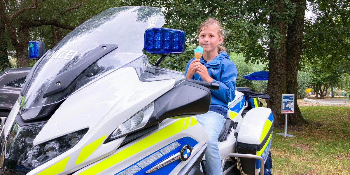 MIL Brandenburg (@mil_brandenburg) on Twitter photo Die Landeskampagne #LieberSicherLieberLeben heute mit Aktionstag zur #Einschulung zusammen mit <a href="/PolizeiBB/">Polizei Brandenburg</a>, #Verkehrswacht und <a href="/RadioTEDDY/">Radio TEDDY</a> auf der Freundschaftsinsel in <a href="/LH_Potsdam/">Potsdam</a>. Geht noch bis 15 Uhr. #Verkehrssicherheit Die Landeskampagne #LieberSicherLieberLeben heute mit Aktionstag zur #Einschulung zusammen mit <a href="/PolizeiBB/">Polizei Brandenburg</a>, #Verkehrswacht und <a href="/RadioTEDDY/">Radio TEDDY</a> auf der Freundschaftsinsel in <a href="/LH_Potsdam/">Potsdam</a>. Geht noch bis 15 Uhr. #Verkehrssicherheit