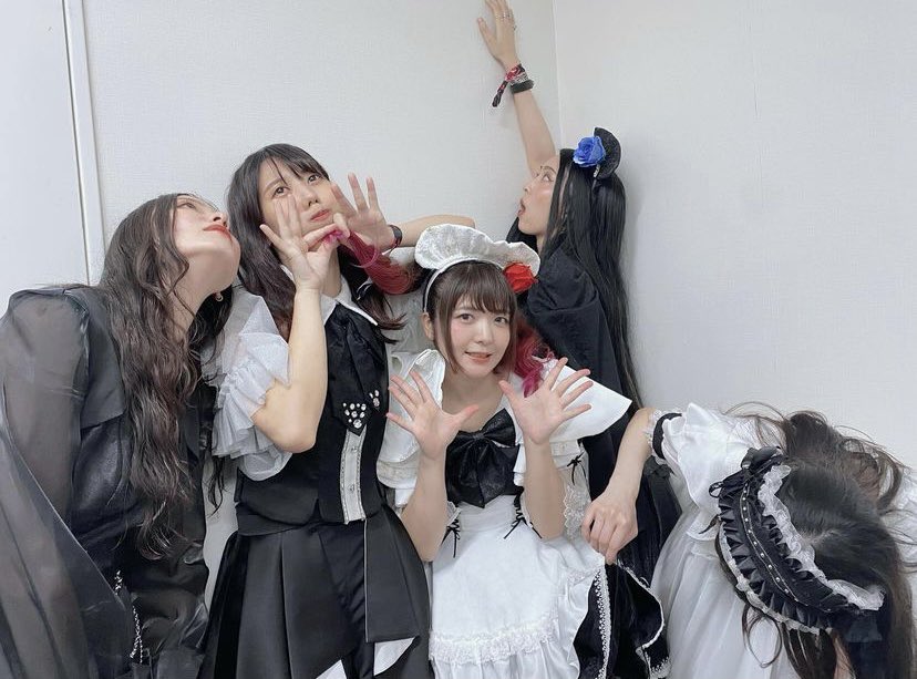 ★ El topic de BAND-MAID  ♥  Tokyo, Japón ⚡︎ Bluray/DVD Yokohama Arena : 27 de marzo 2024 ⚡︎ Concierto con Incubus 1º de mayo ("Bestie") y The Warning, 12 de junio 2024 ★ Nuevo álbum en verano 2024  - Página 4 FamFl34UcAAdd1z?format=jpg&name=900x900