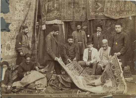 AZEvisuals's tweet photo. Azerbaijani carpet sellers, Tbilisi, 1900s. Photographer: Dmitry Yermakov https://t.co/DuR0Od5F0H