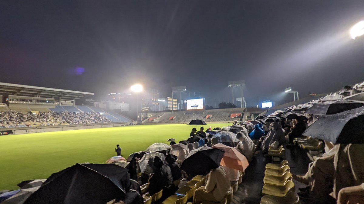 傘を差さないようにと言われてるのに差している愚民ども
 #神宮外苑花火大会 
 #グ民   #花火大会  #とつきよう