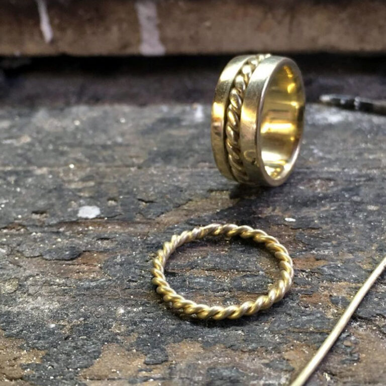 wim_geel's tweet photo. Stel je hebt oude of versleten sieraden liggen. Dan is het logisch om te overwegen hoe je dit goud kunt gebruiken om een nieuw sieraad te laten maken. Dat je wel dragen zal.

Dit is de oplossing als u een sieraad heeft dat niet past bij uw persoonlijke stijl of beschadigd is. https://t.co/hiIyX3jIza