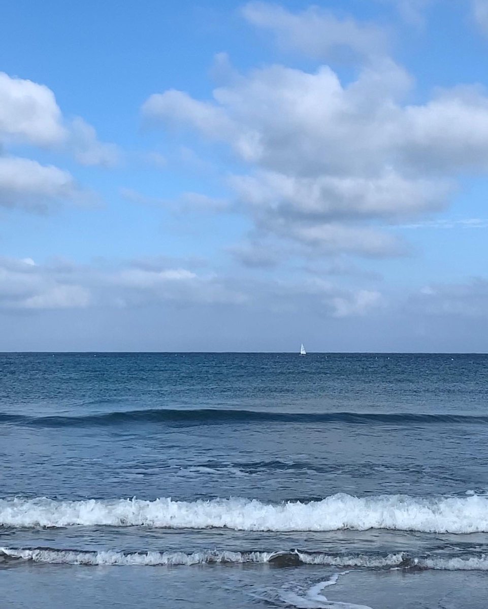 latte10151313's tweet photo. お昼は冷麺食べて
午後２時間くらいsurf🏄‍♀️
私の軽自動車にはボードが積めないので海に行く時は夫の上げトラ🛻😃

疲れたー🏖🐬
がやはり気持ちいい😃

今は適当に摘んで呑んでます😊 https://t.co/ERqd7TOl2z