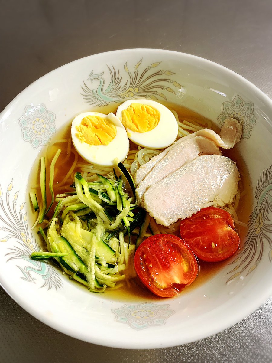 latte10151313's tweet photo. お昼は冷麺食べて
午後２時間くらいsurf🏄‍♀️
私の軽自動車にはボードが積めないので海に行く時は夫の上げトラ🛻😃

疲れたー🏖🐬
がやはり気持ちいい😃

今は適当に摘んで呑んでます😊 https://t.co/ERqd7TOl2z