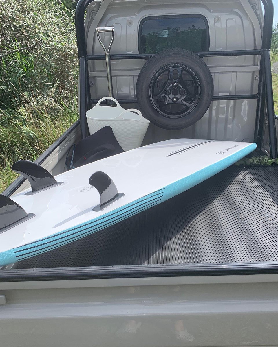 latte10151313's tweet photo. お昼は冷麺食べて
午後２時間くらいsurf🏄‍♀️
私の軽自動車にはボードが積めないので海に行く時は夫の上げトラ🛻😃

疲れたー🏖🐬
がやはり気持ちいい😃

今は適当に摘んで呑んでます😊 https://t.co/ERqd7TOl2z