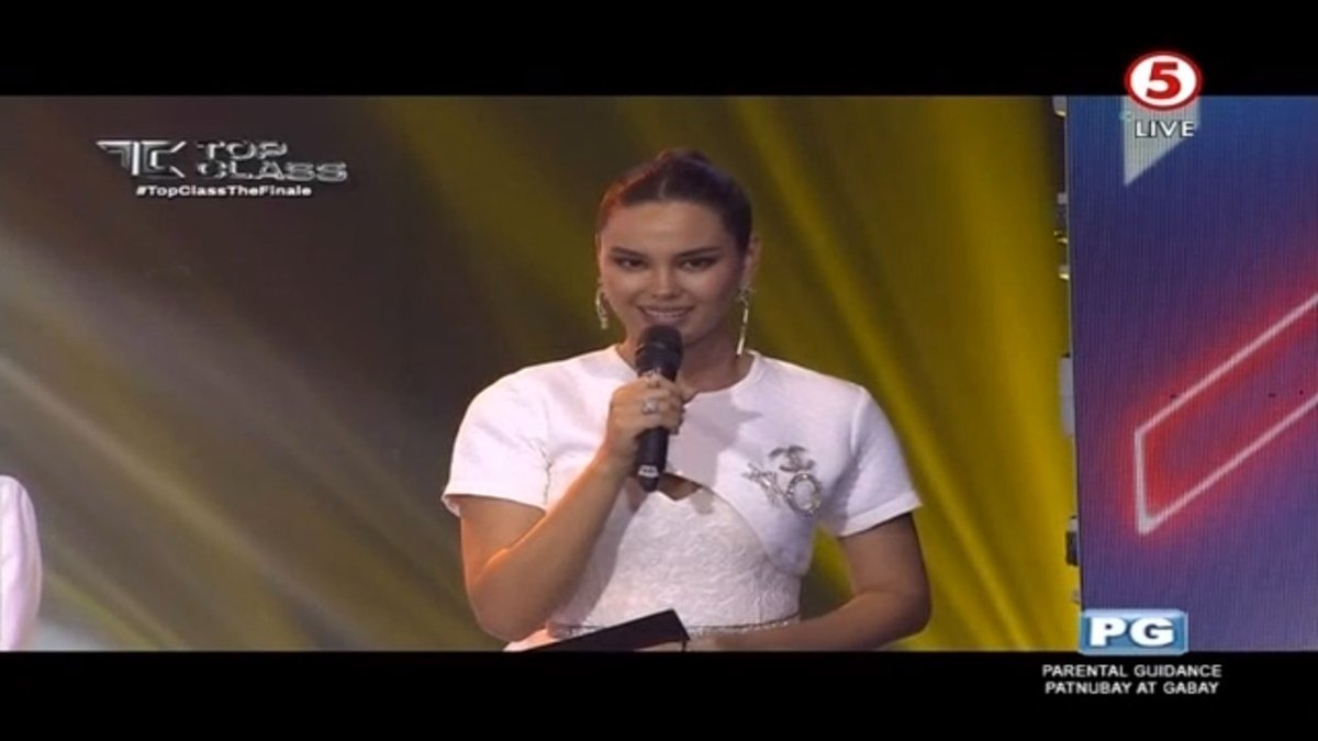 TV5manila's tweet photo. Hawak na ni Queen @catrionaelisa ang resulta!
#TopClassTheFinale
#TopClassTV5
#IBAngSayaPagSamaSama https://t.co/I3CiCIZ2gk