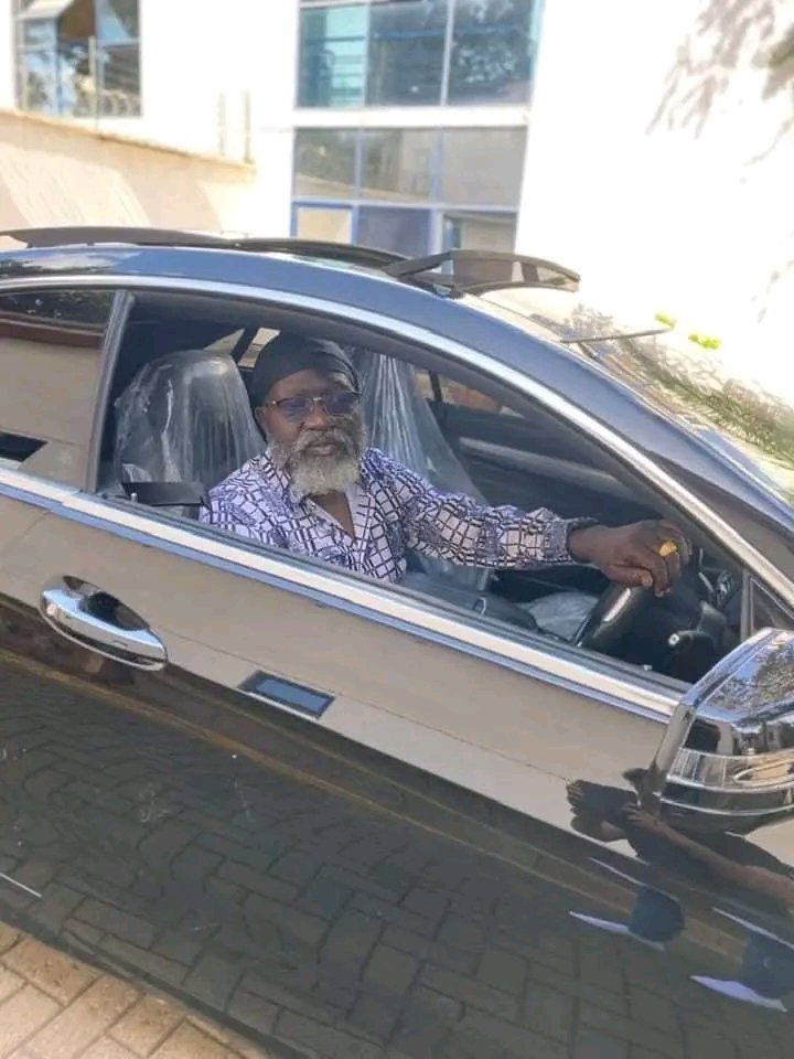 Kijanayaaa's tweet photo. George Wajackoyah buys himself a new ride few days after wasting taxpayers money to print his name on the ballot list only for him to get less than 1%.Lets congragulate him with some LIKES
#SCOK #AzimioMps #TonyMoturi #Form34As #KalonzoMusyoka https://t.co/eYbwwQyxsf