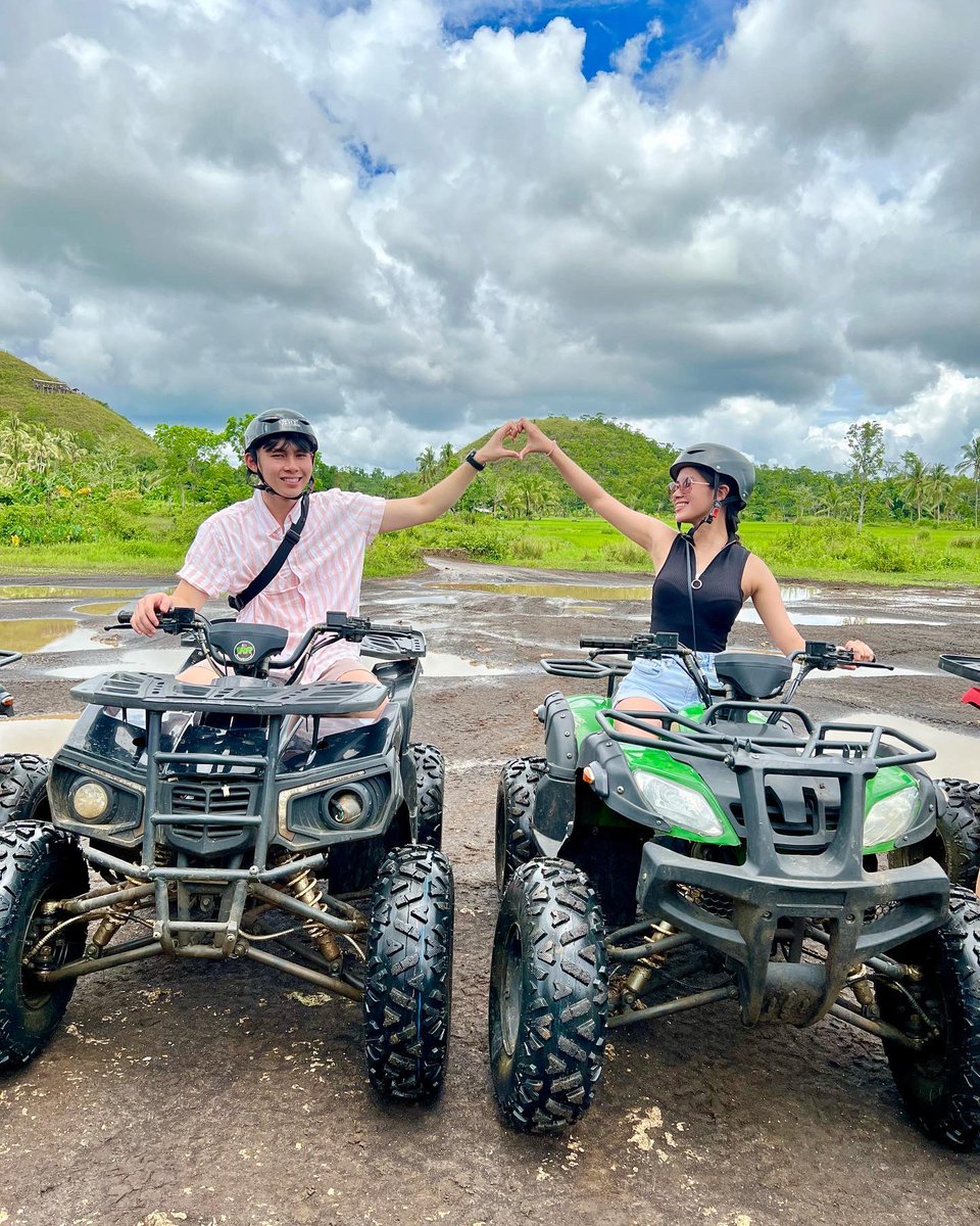 mariancarmelo's tweet photo. Work hard, travel harder📍Chocolate Hills ATV with my family

#ChocolateHills #BoholChocolateHillsATV #ATVChocolateHilss #Bohol https://t.co/AViAC9ckq1