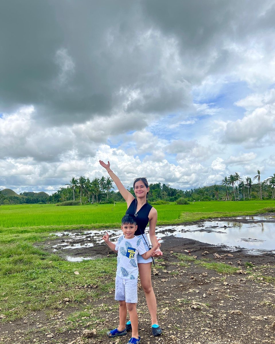 mariancarmelo's tweet photo. Work hard, travel harder📍Chocolate Hills ATV with my family

#ChocolateHills #BoholChocolateHillsATV #ATVChocolateHilss #Bohol https://t.co/AViAC9ckq1