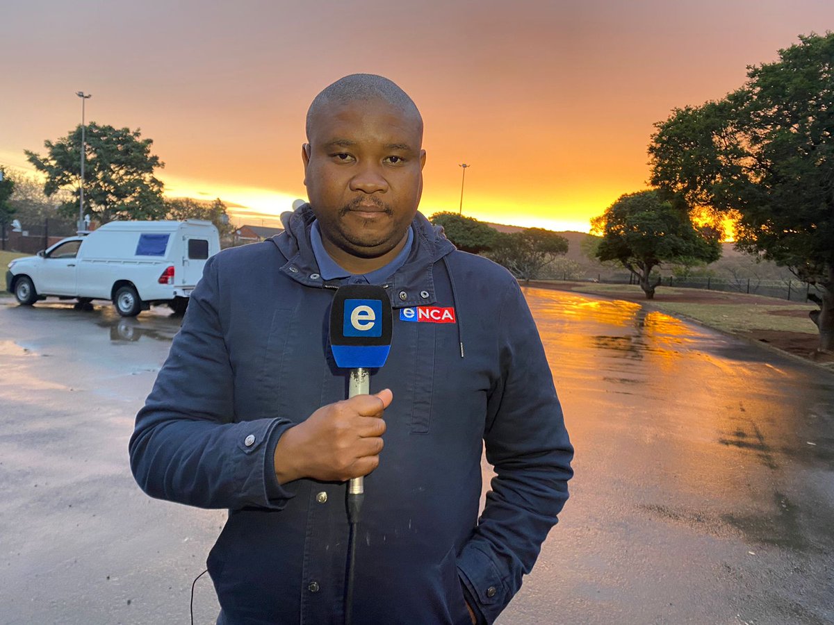 #InkosiEsibayeni Can we give <a href="/SiphamandlaGoge/">Siphamandla Goge</a> his flowers like he is a national treasure they way he reports everything,  explaining everything and the way he acknowledges people.