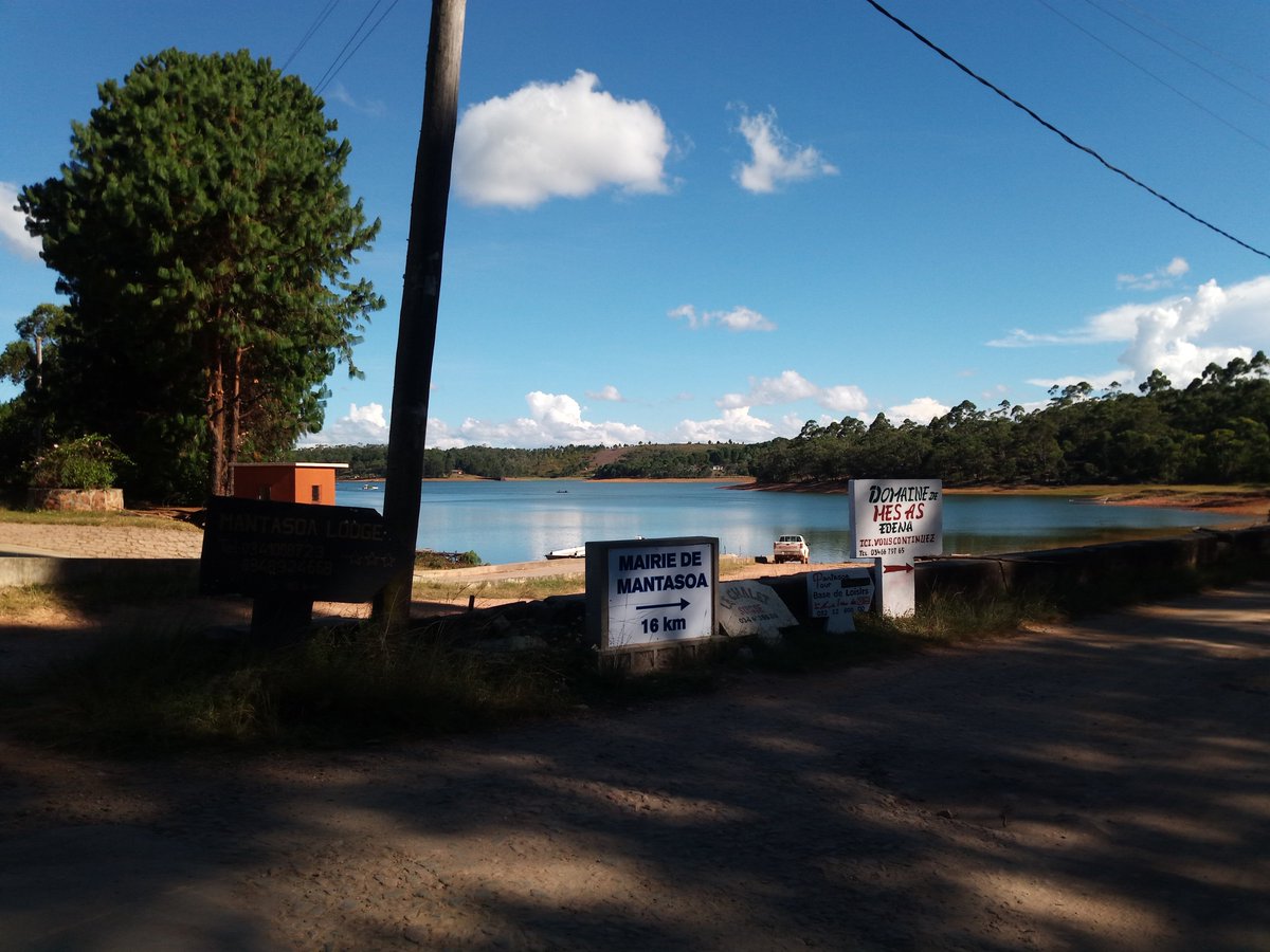 radiomada's tweet photo. #Madagascar : Partons ce week-end découvrir le Lac de #Mantasoa. Célèbre pour l'élevage du #RovaCaviar #Malagasy et aussi par la Maison #JeanLaborde. On se croirait au Lac Leman ou au Lac de Côme. #Antananarivo #Madagasikara #MyMadagascar #VisitMadagascar https://t.co/1pydMTPzDo https://t.co/fnu4SkNSJ9