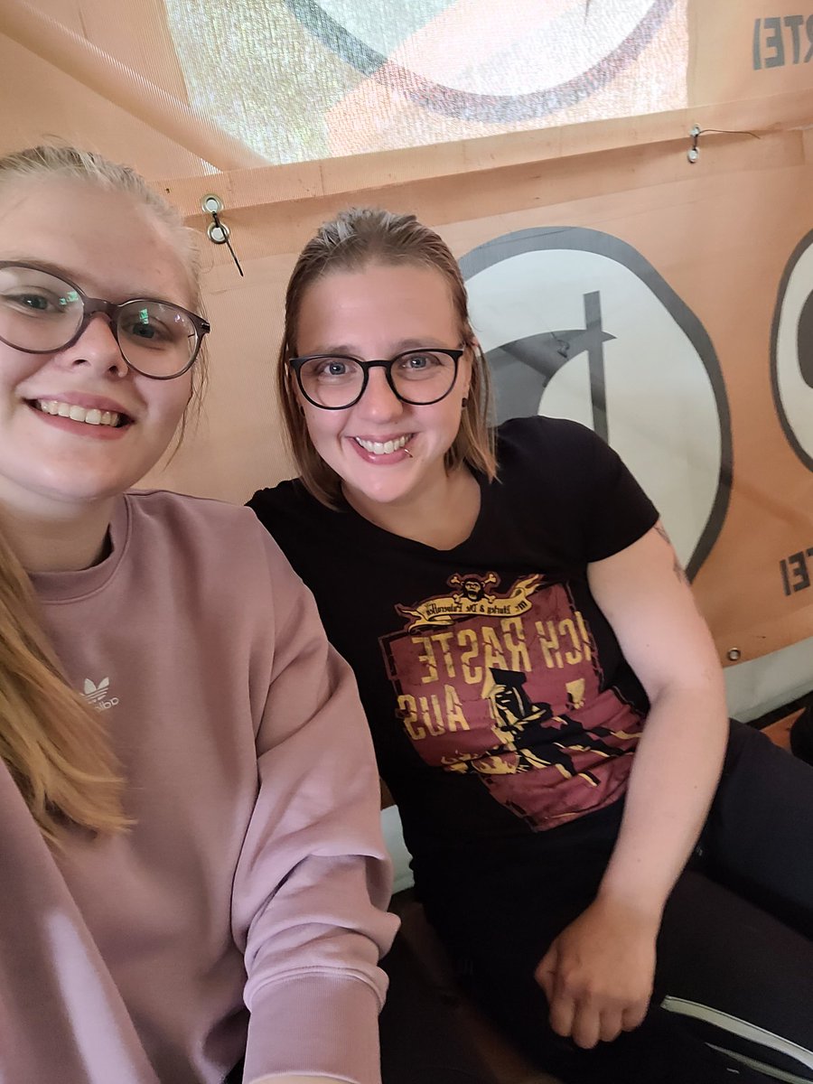 PiratenNDS's tweet image. Einige unserer Kandidierenden sind dieses Wochende unterwegs.
Hier links im Bild @Kim_Hfr mit @Miss_Institoris, ist mit einigen Piraten in Schleswig-Holstein.
Dort treffen sich die unter anderem die @JungePiraten_DE um einen neuen Vorstand zu wählen. #PIRATEN #LTWNDS22 #TYDAL