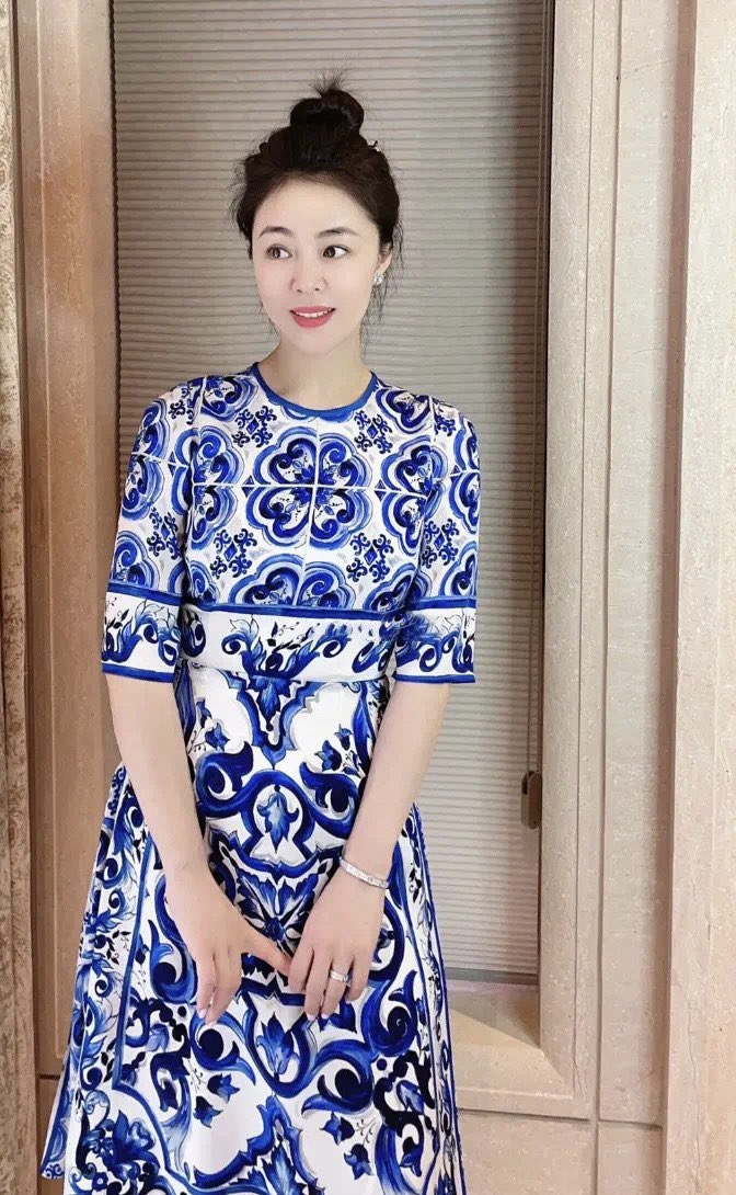 yebujimo1's tweet photo. 明眸善睐顾盼生辉，美熟阿姨大方得体2 https://t.co/Ca1npZUZms