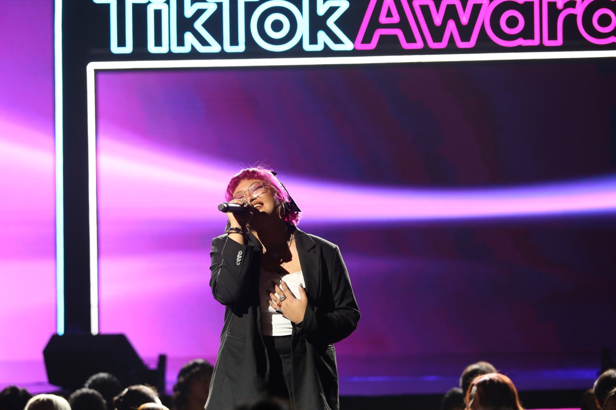 TikTokPH's tweet photo. singing the songs na pinaghuhugutan niyo @jikamarie @rob_deniel #AdBeat at #TikTokAwardsPH2022 ๐๐ https://t.co/6slTYu1RjG