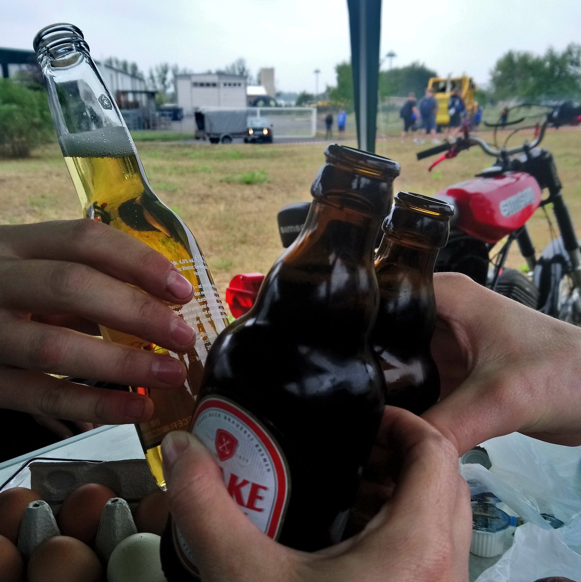 OstfreeskeDeern's tweet photo. Was tut man nicht alles für seine Kinder - mit dem Großen mitten in der Nacht losgefahren zum Simson-Mopedtreffen nach Trebbin/Brandenburg. Hätte ich mir auch irgendwie nicht wirklich vorstellen können 😂
#simsonS51 #simsonVEB #moped #oldtimer #Zweitakter #PZTuning https://t.co/c9SOlOqv1O