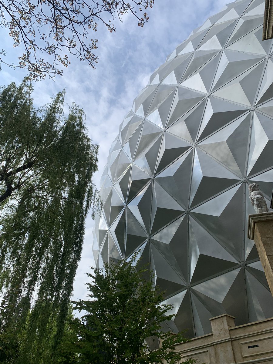 Unefille_lambda's tweet photo. @EuropaParkFR J’aime bien la lumière sur les triangles de celle-là aussi https://t.co/8oNiOBWga1