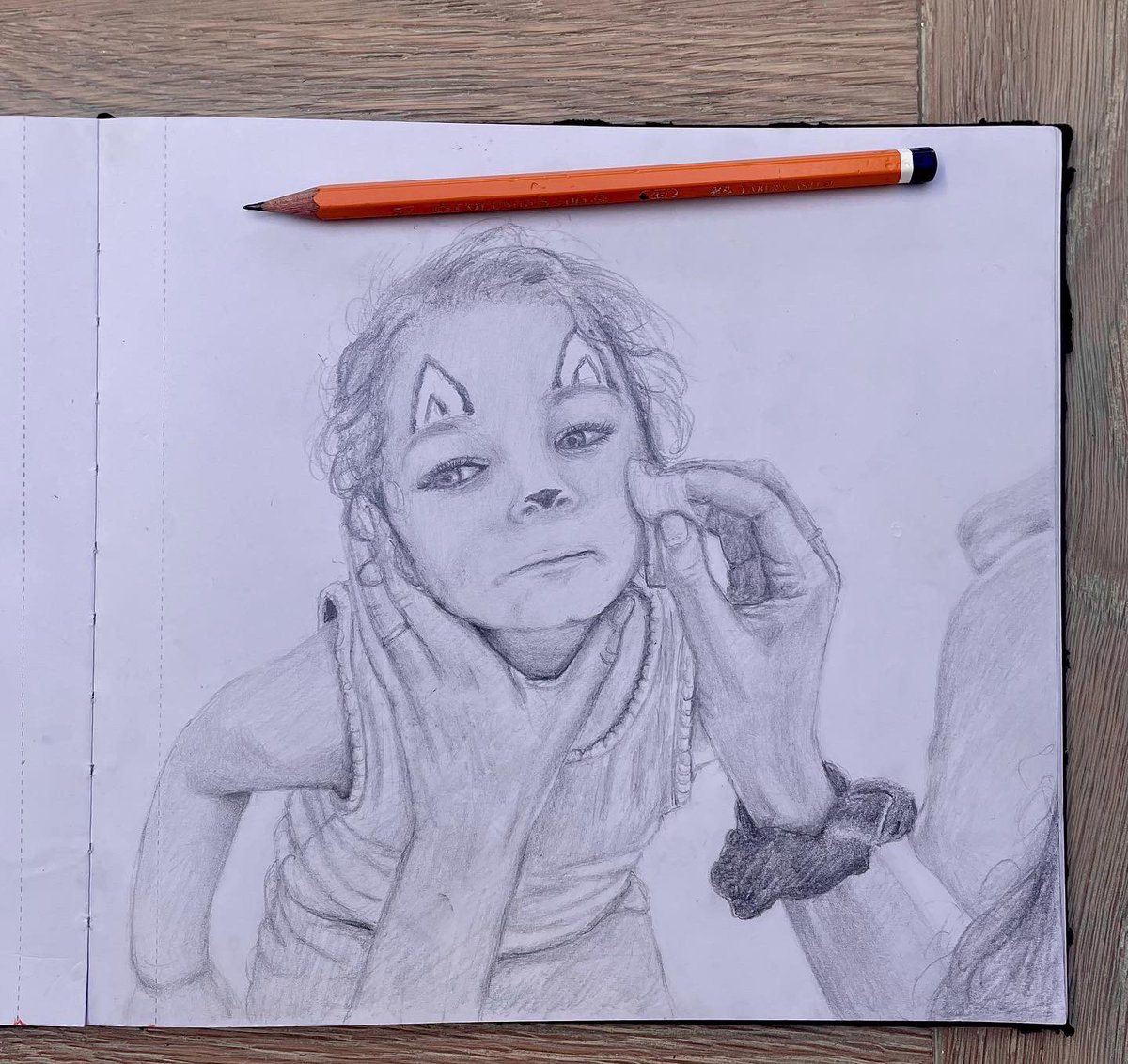 damiensdoodles's tweet photo. Kid getting her face painted. Waited 30 mins to get it done, and it was gone 10 mins later after a feed of noodles!

 #irishillustration #irishartist #illustration #academicdrawing #academicart #portraitart #pencilart #pencilportrait #pencilpractice #dublinart #irishartist https://t.co/RNKBlOGWdI