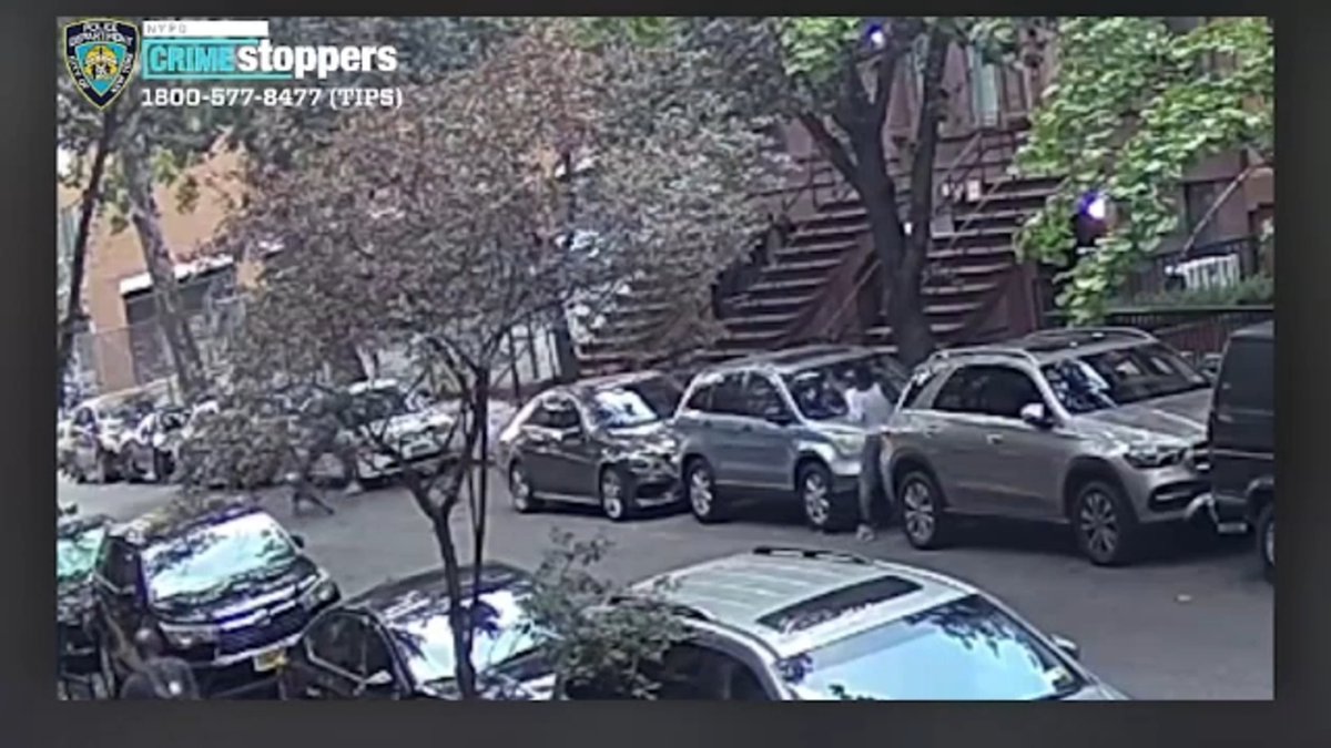 ABC7NY's tweet image. Video shows broad-daylight shootout on NYC street 7ny.tv/3dKmMLW