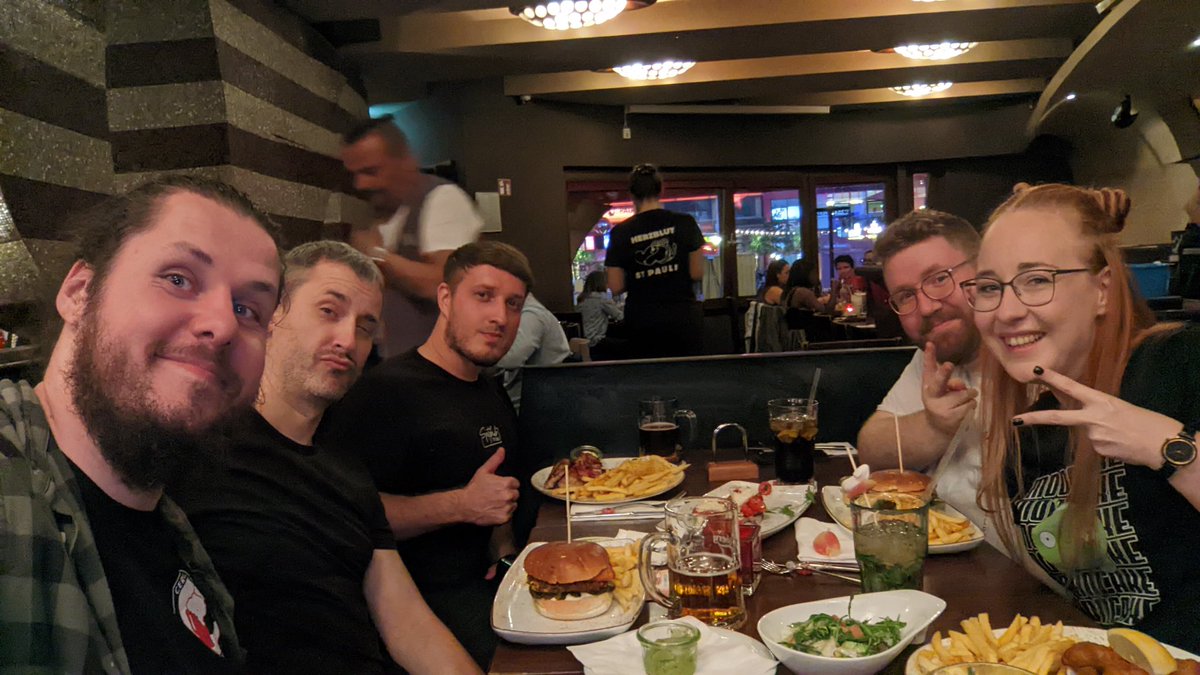 kss_twitch's tweet photo. Gestern hat sich die #rustplatz-Familie endlich mal im RL getroffen. Online und Offline einfach legendär!! Leider vermissen wir @Nirvian_!!!! Texas Toni frühstückt jetzt erstmal- war eine frühe Nacht. https://t.co/cxHKoPSQ7O
