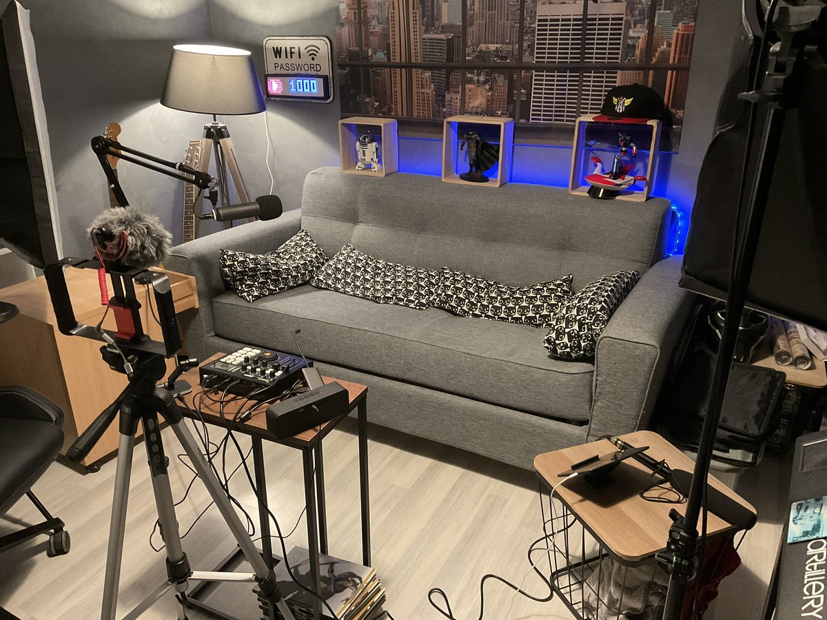 BurgerTech_fr's tweet photo. Un canapé, 2 micros, une table de mixage, une tablette pour les jingles…
Mais que quoi bien se préparer donc ? 😜 https://t.co/6RdwoO7vYN