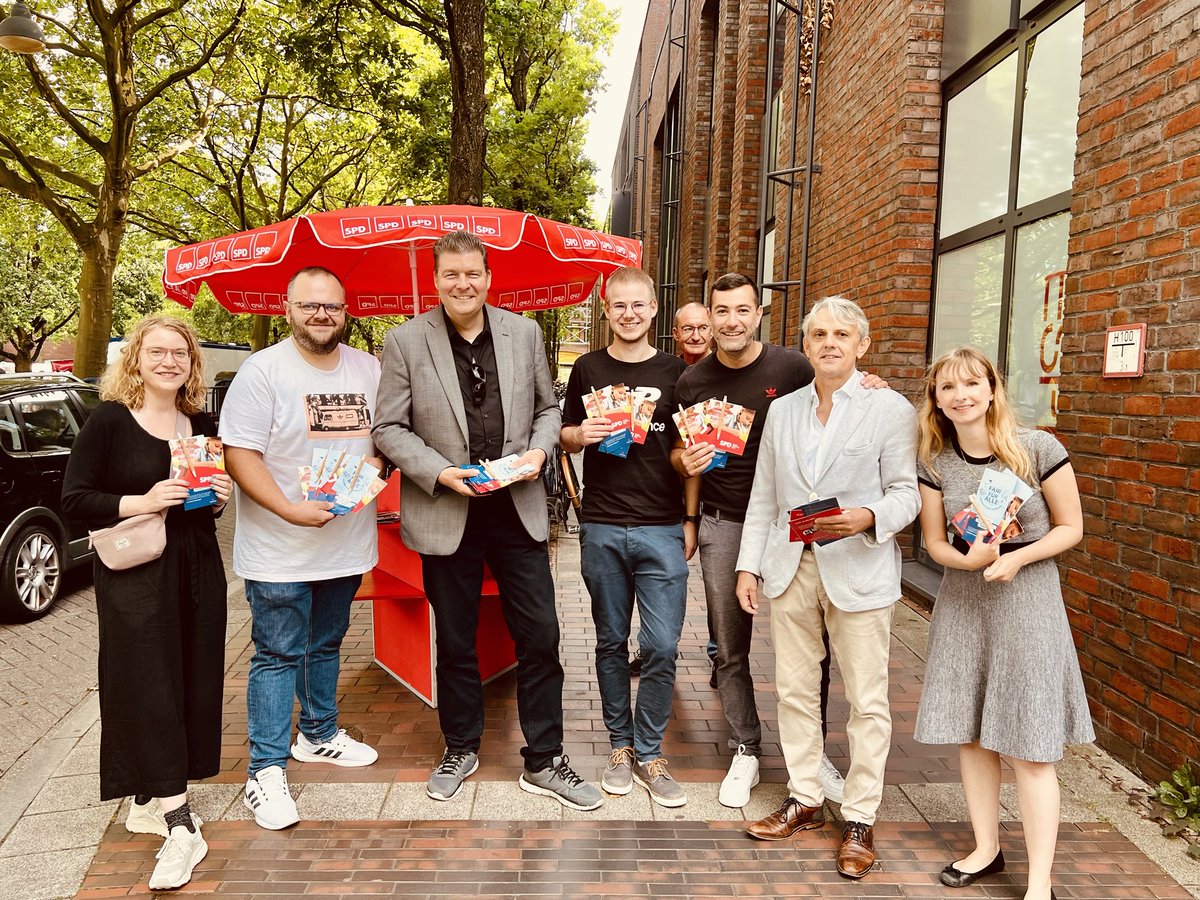 ADressel's tweet photo. #SenatorVorOrt - Gute Gespräche am Infostand der @spdwandsbek City am Wandsbeker Wochenmarkt zu #Grundsteuer &amp; vielen anderen Themen mit MdHB #CemBerk ⁦@JuTiHH⁩ &amp; MdBV @PatrickMartens7 @juliafunk_hh95 &amp; @HHWinni ⁦@FrckLaura⁩ #FinnNussbaum 👍 https://t.co/fC8pfwBRRh