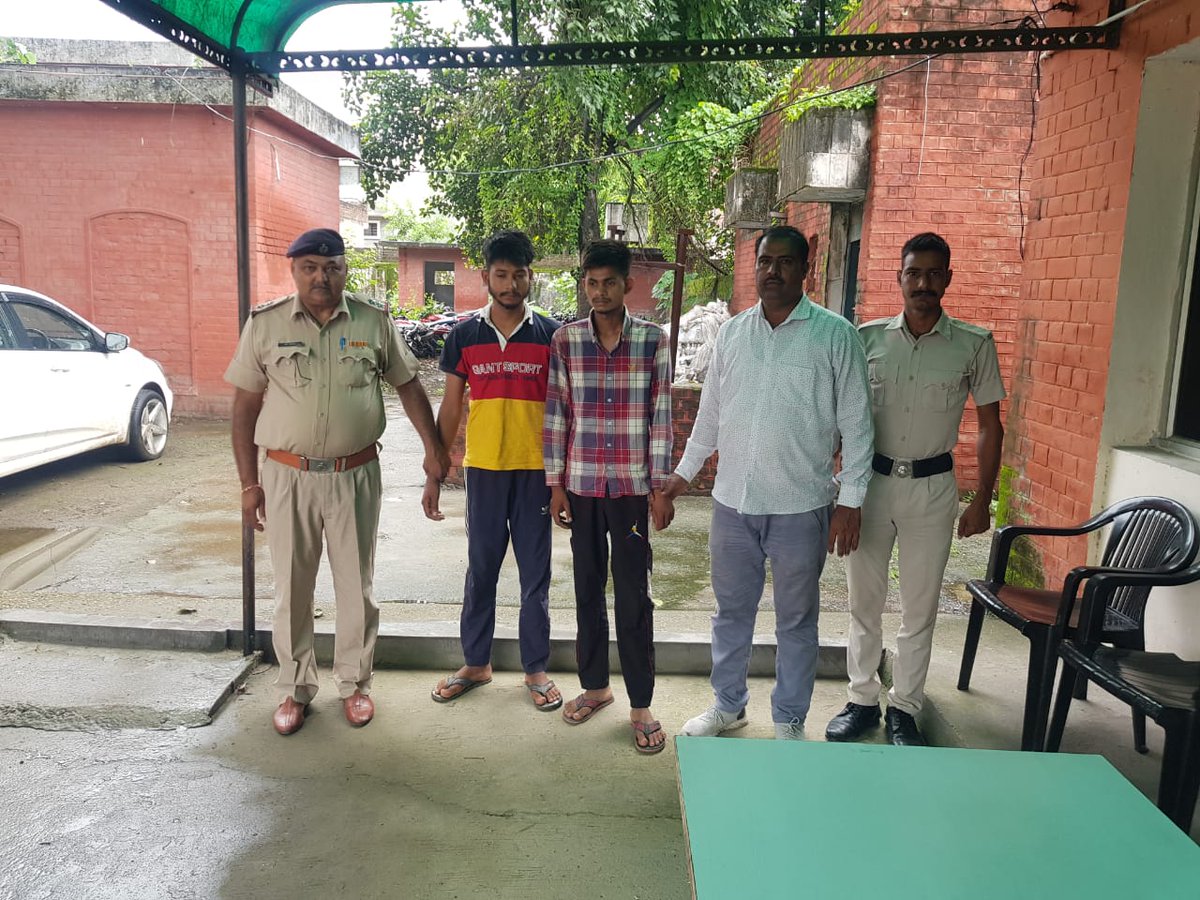 PoliceYnr's tweet photo. एंटी व्हीकल थैप्ट सैल की टीम ने अपने ही गांव में ब्रेजा कार के चारों टायर चोरी करने के आरोप में दो युवकों को किया गिरफ्तार। जिनकी पहचान गांव धनौरा वासी अनुज व नितिश के रूप में हुई।
@police_haryana 
@AmbalaIgp https://t.co/Z9vLtgy4HF