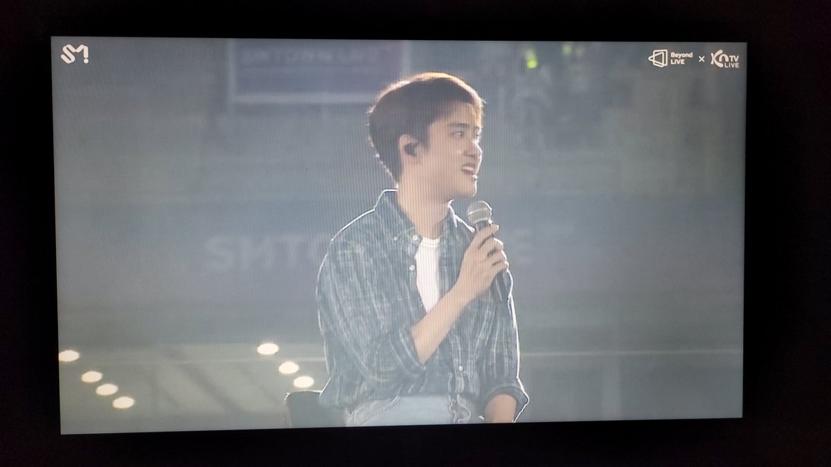 dyonigiri's tweet photo. KYUNGSOO!!!! THE 4TH PIC IS HIS REACTION WHEN HE FORGOT THE LYRICS😂😂😂😂

#SMTOWNLIVE2022_SUWON https://t.co/dOvOq0thF9